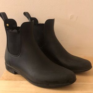 Ankle cut rain boots
